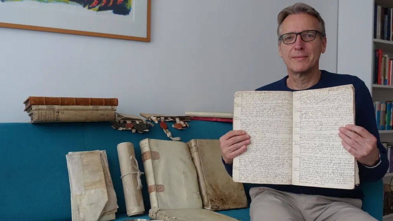 Documentos raríssimos roubados há 10 anos são encontrados em sótão e revelam segredos