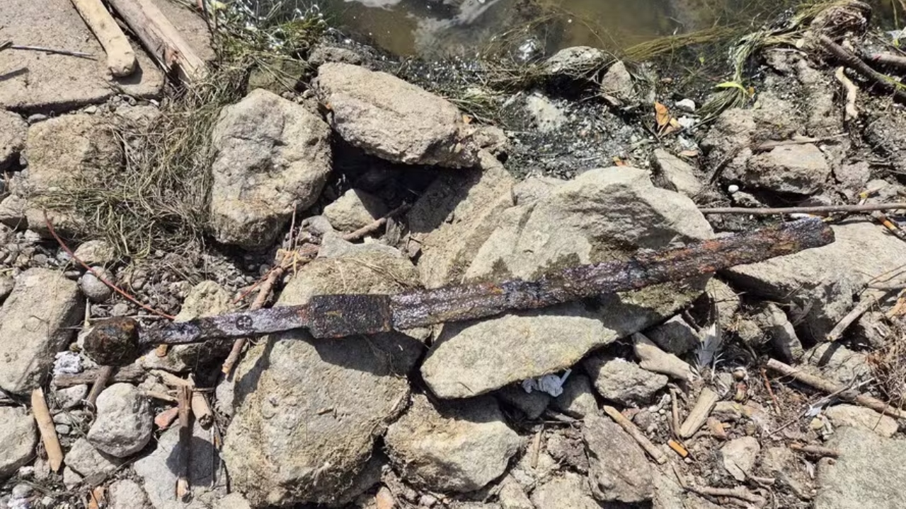 Pescador descobre espada medieval com cruz no cabo em rio na Polônia