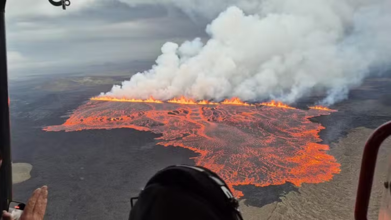Vulcão entra em erupção e desencadeia 300 terremotos na Islândia