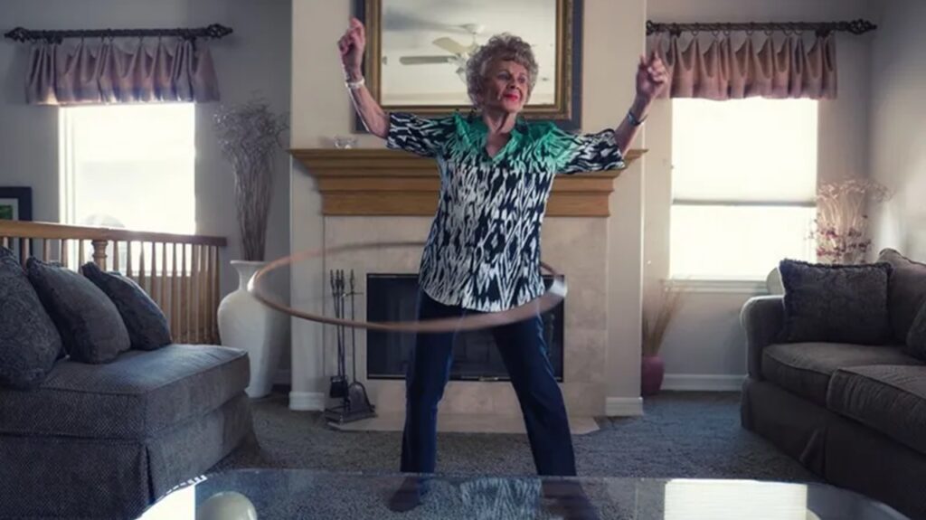 Morre Joan Anderson, a criadora do nome bambolê, aos 101 anos