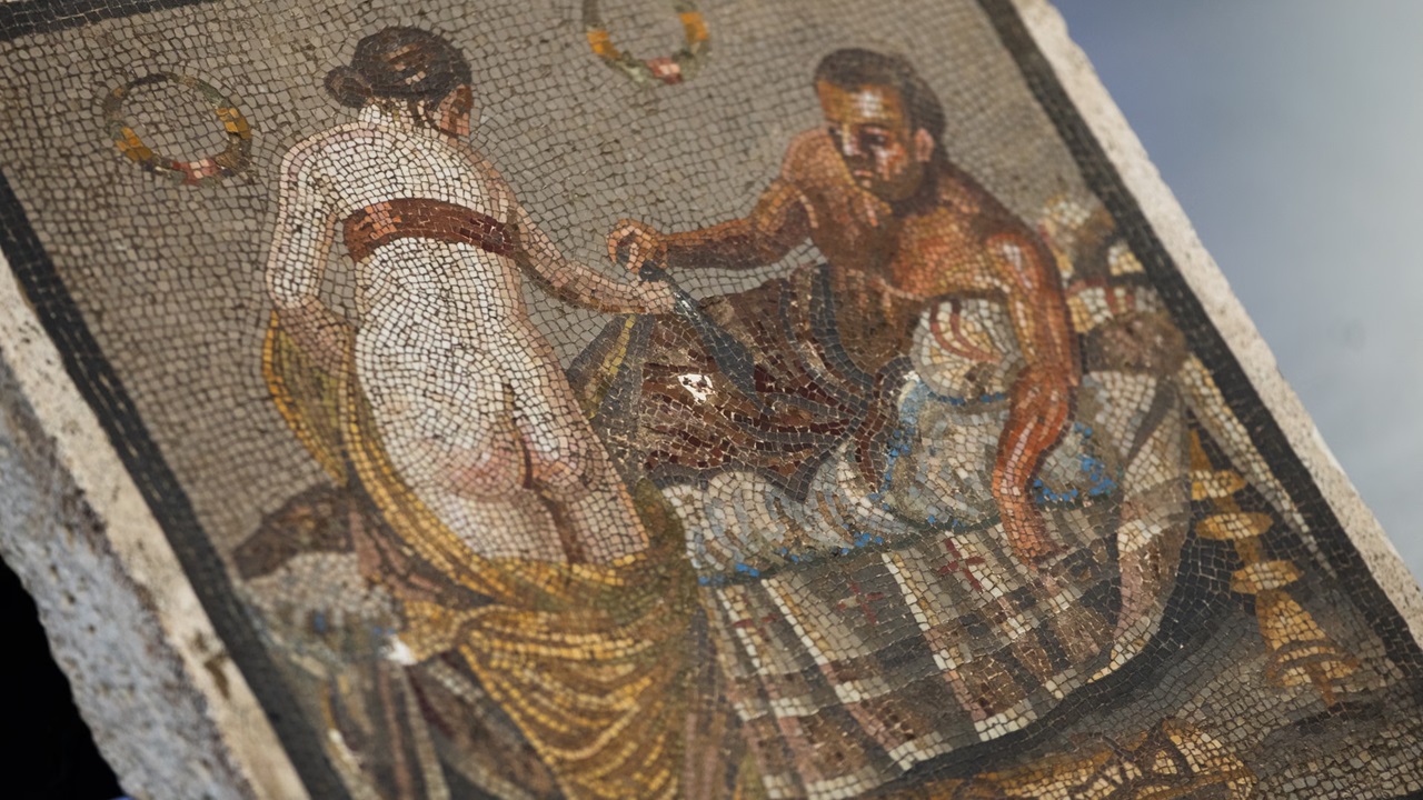 Mosaico erótico retorna a Pompeia após décadas de tráfico