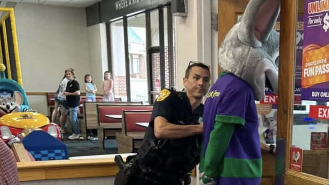 Mascote do Chuck E. Cheese é preso na Flórida por fraude de cartão de crédito