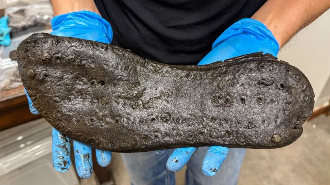 Arqueólogos descobrem calçados romanos gigantes em fortaleza no Reino Unido