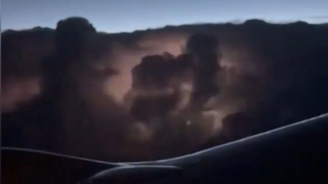 Passageiros de voo sobre o Texas registram tempestade impressionante