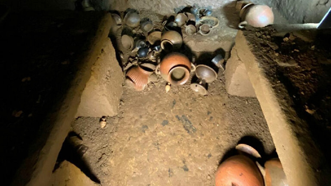 Descoberta na Itália revela tumba etrusca intacta com mais de 2.600 anos
