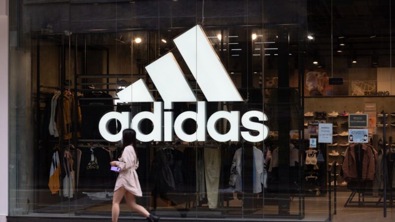 Controvérsia sobre o Modelo Oaxaca Slip-On da Adidas Levanta Questões de Apropriação Cultural