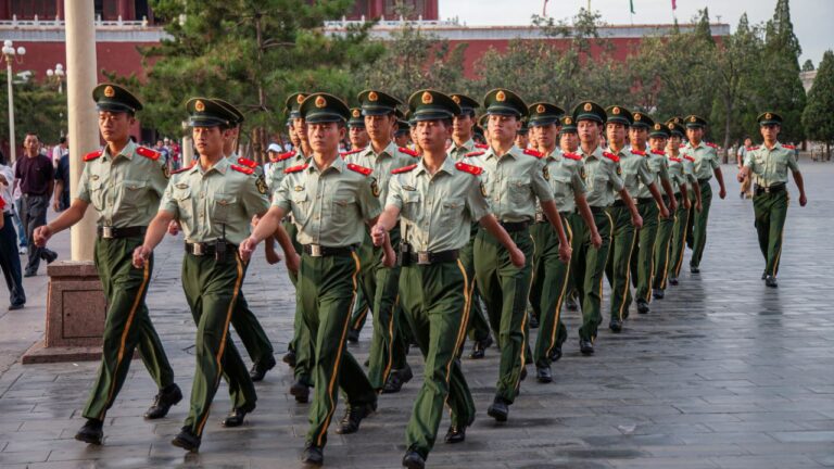 China exibirá armas inéditas em desfile comemorativo
