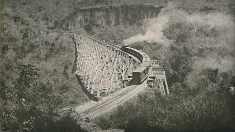 Ponte histórica de Gokteik é destruída em combate, em Mianmar