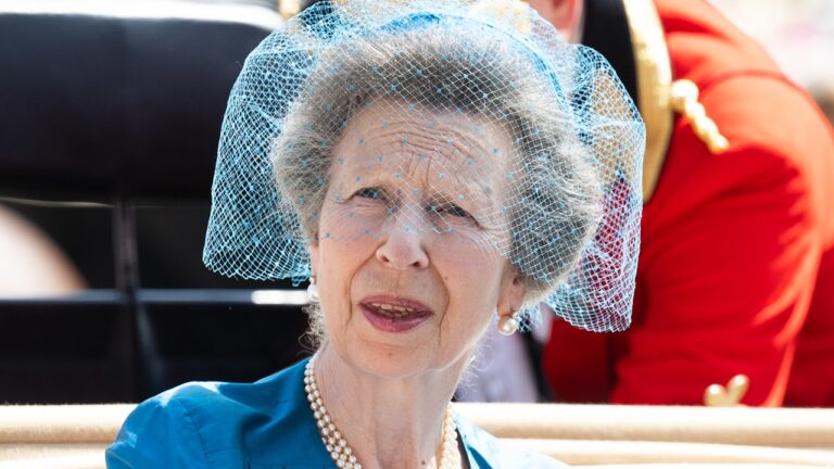 Palácio de Buckingham comete erro em homenagem à Princesa Anne