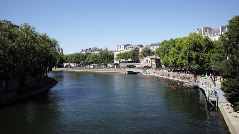 Autoridades encontram quatro corpos flutuando no Rio Sena, em Paris