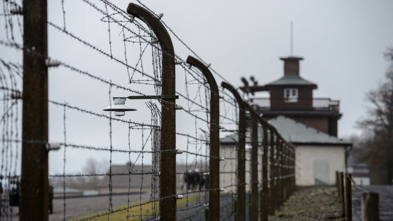 Alemanha autoriza Memorial de Buchenwald a barrar visitantes com lenço palestino