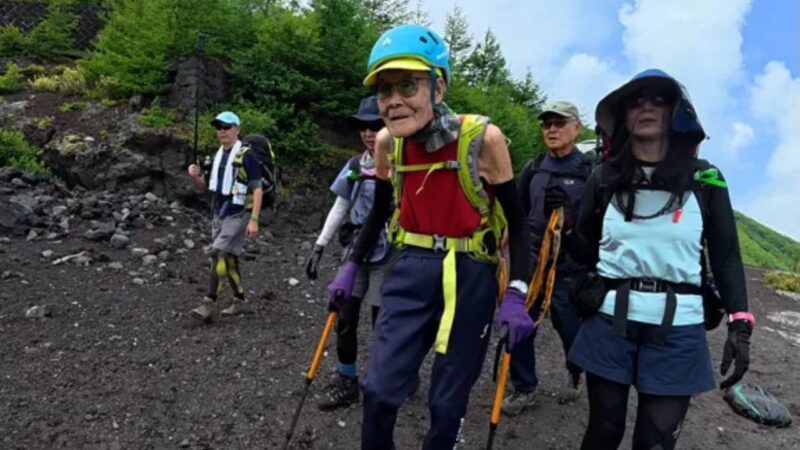 Monte Fuji: japonês de 102 anos se torna a pessoa mais velha a escalá-lo