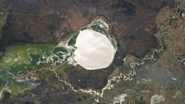 Fenômeno raro forma ‘lago de prata’ em cratera na África
