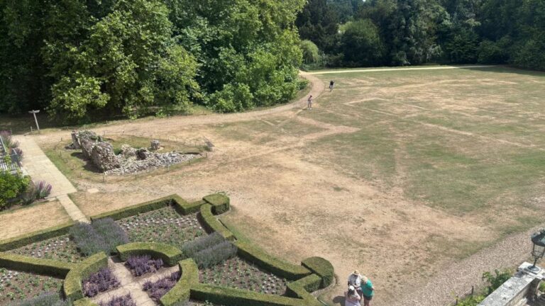 Calor extremo revela estruturas medievais sob grama da Inglaterra