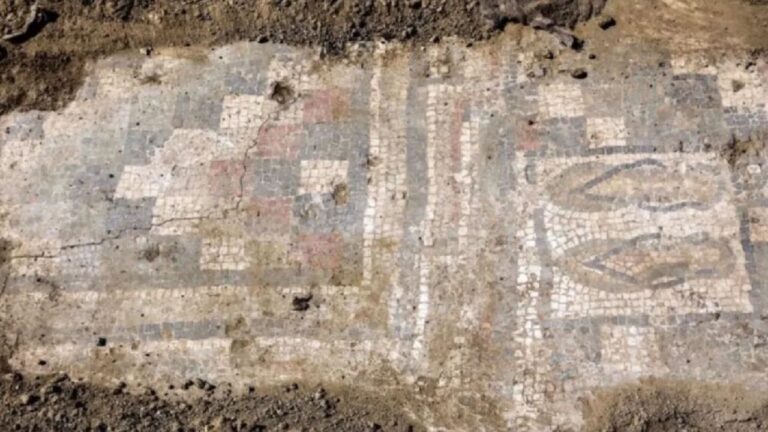 Arqueólogos encontram chinelos em mosaico romano