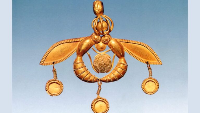Pingente de abelha dourado intriga arqueólogos