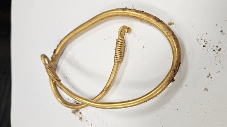 Tesouro gótico de ouro é descoberto em escavações amadoras na Polônia