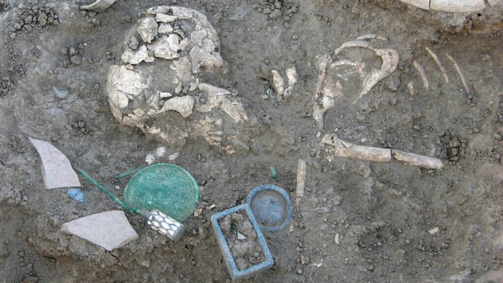 Descoberta de tumba de jovem da Idade do Bronze revela cultura do antigo Irã