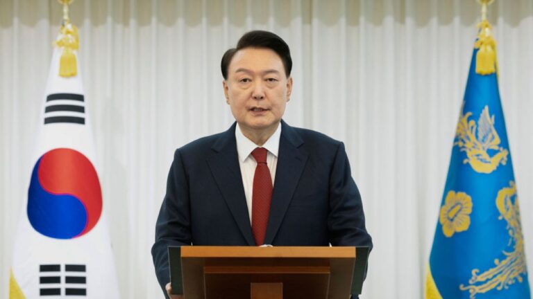 Ex-presidente da Coreia do Sul resiste a interrogatório ao deitar só de cueca em cela