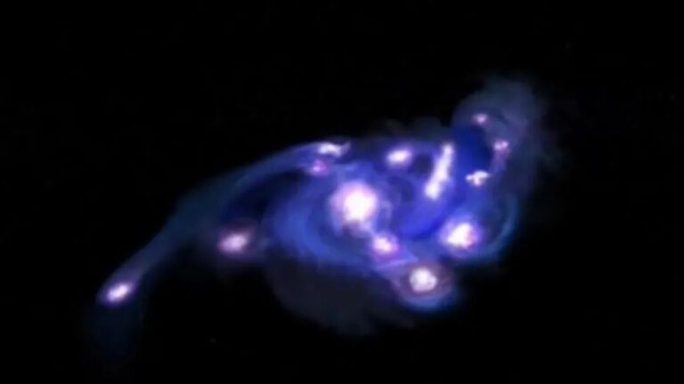 Astrônomos encontram galáxia singular em formato de cacho de uva