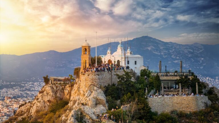 Arrastado por vento, turista que posava para selfie despenca de igreja em montanha