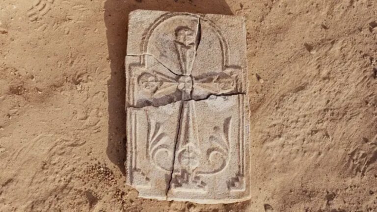 Descoberta de cruz cristã em Abu Dhabi confirma mosteiro de 1.400 anos