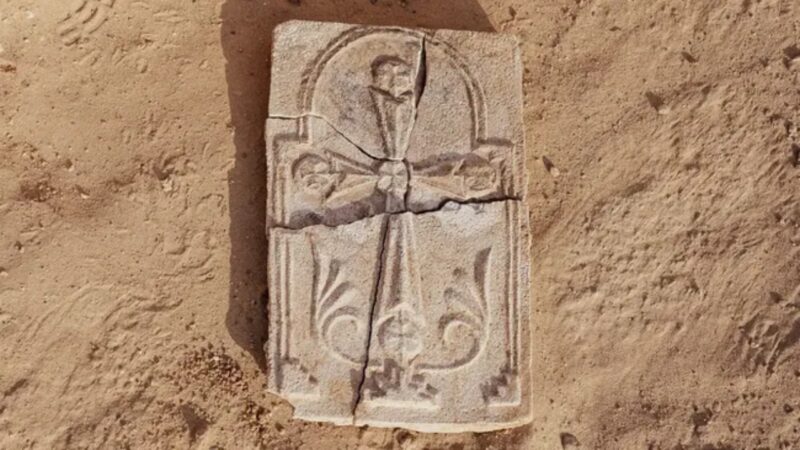 Descoberta de cruz cristã em Abu Dhabi confirma mosteiro de 1.400 anos