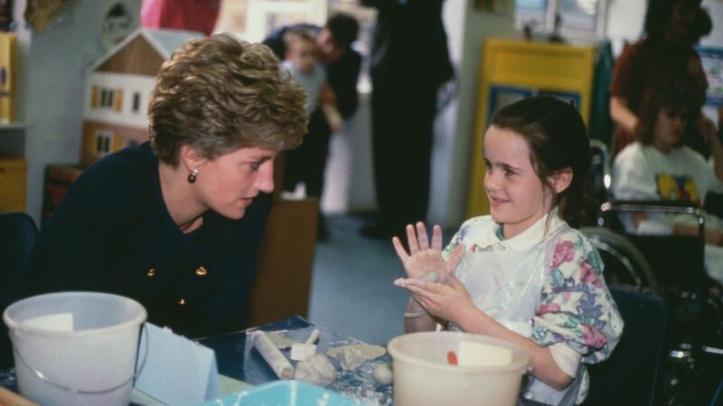 Cápsula do tempo enterrada pela princesa Diana é aberta na Inglaterra; saiba o que foi encontrado