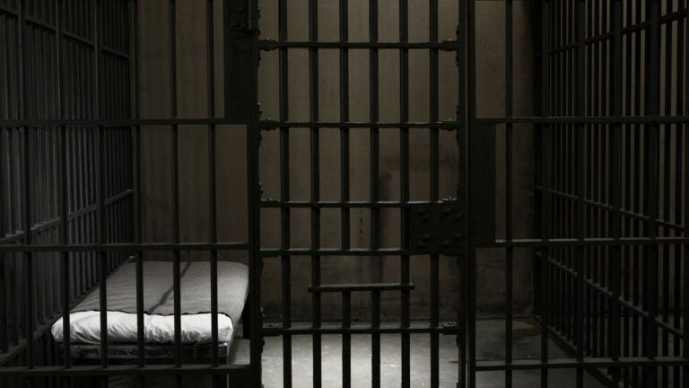Mulher condenada a 43 anos de prisão por crime de lesa-majestade é libertada na Tailândia
