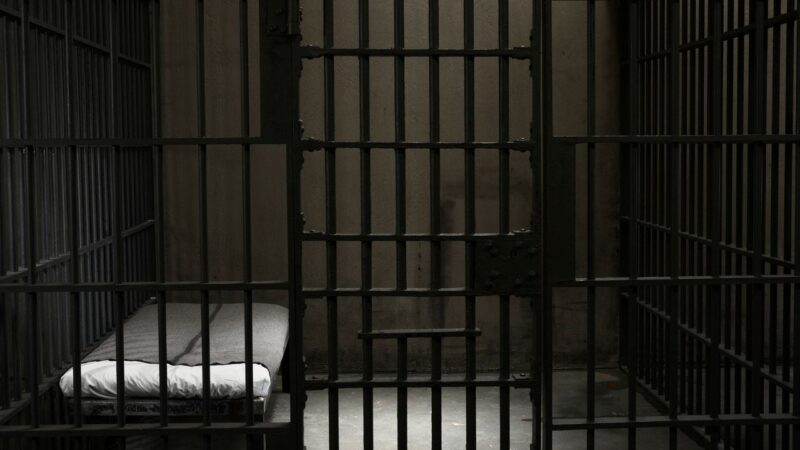 Mulher condenada a 43 anos de prisão por crime de lesa-majestade é libertada na Tailândia