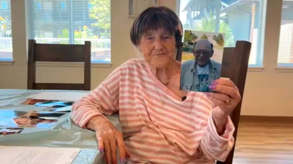 Após 80 anos, idosa encontra irmão que não sabia que existia