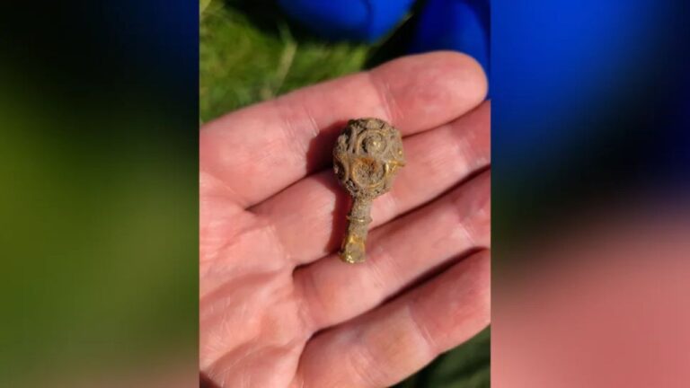 Estudante de Arqueologia descobre “ouro raro” em escavação