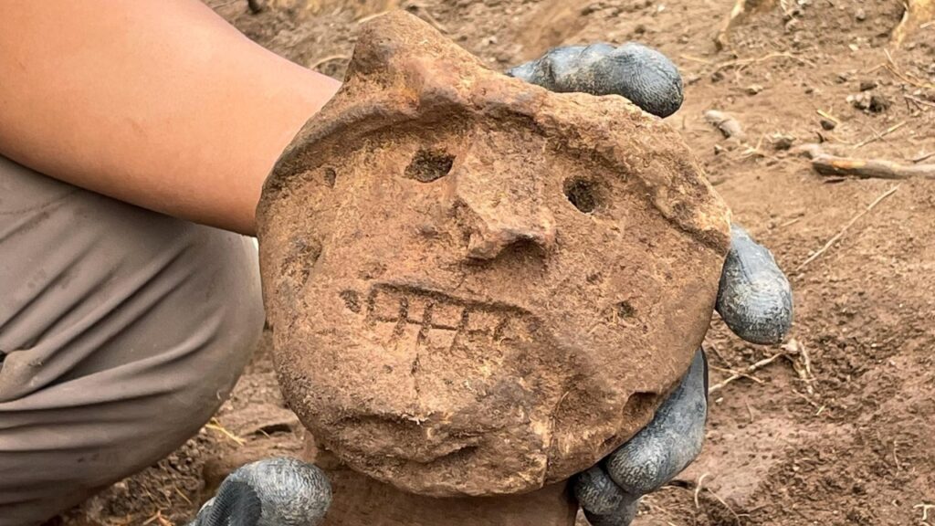 Cabeças de maças e estruturas são encontradas em cidade perdida no Peru