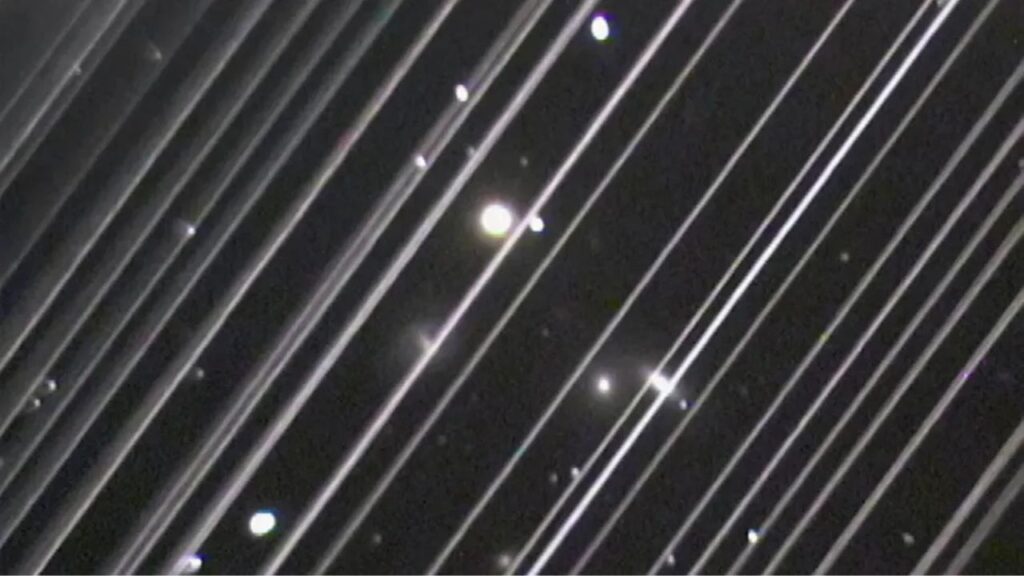 Satélites da Starlink provocam interferência em imagens de radiotelescópio