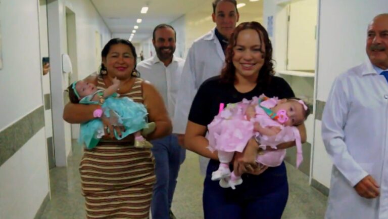 Grávida de gêmeas siamesas, mãe atravessa Amazônia e crianças são separadas
