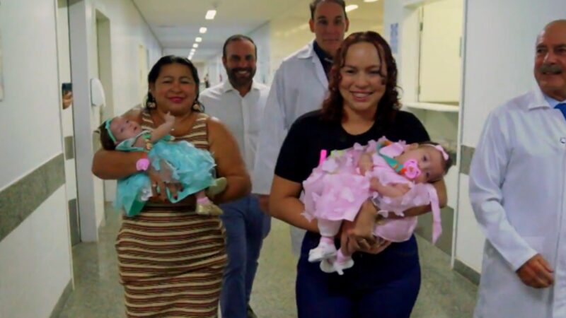Grávida de gêmeas siamesas, mãe atravessa Amazônia e crianças são separadas
