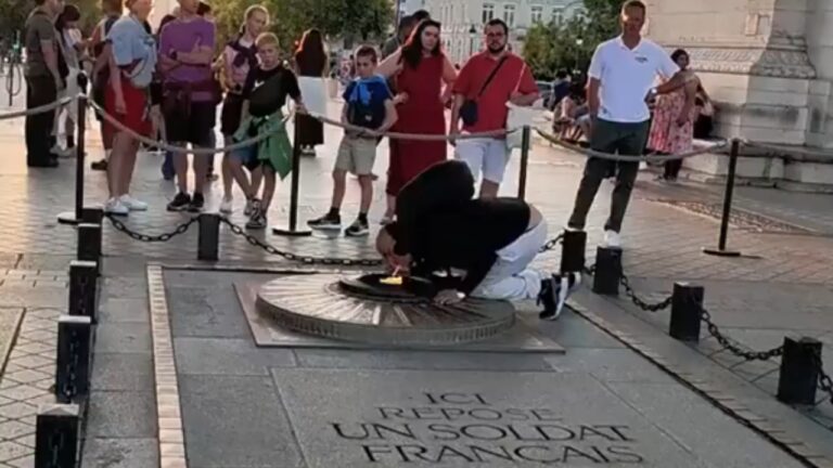 Após acender cigarro em monumento, homem enfrenta ação judicial na França