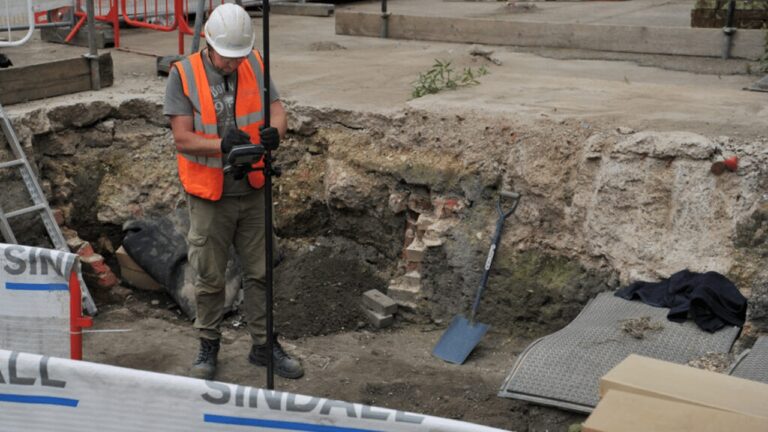 Arqueólogos desenterram mais de 300 esqueletos na Inglaterra