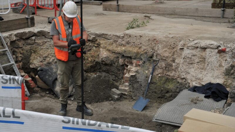 Arqueólogos desenterram mais de 300 esqueletos na Inglaterra