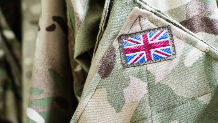 Veterano do exército britânico acusado de assassinato no Domingo Sangrento é julgado