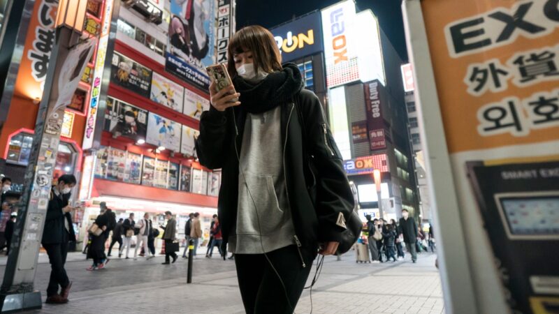 Cidade no Japão aprova lei para limitação de uso de celular