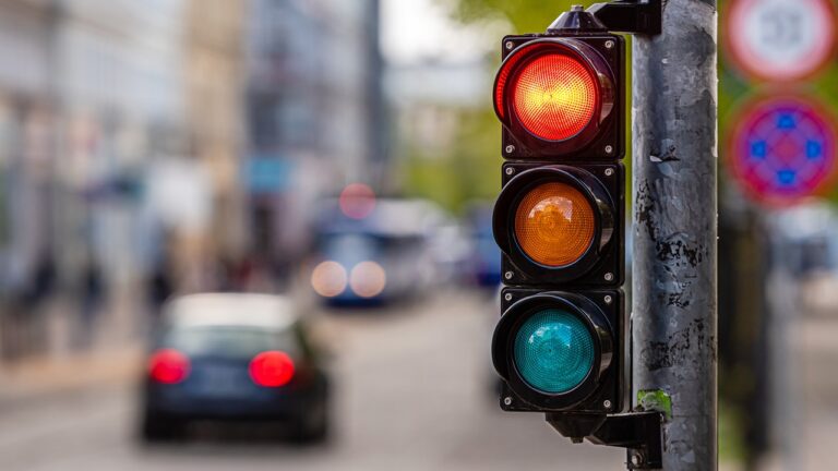 Semáforos poderão ter luz branca no futuro