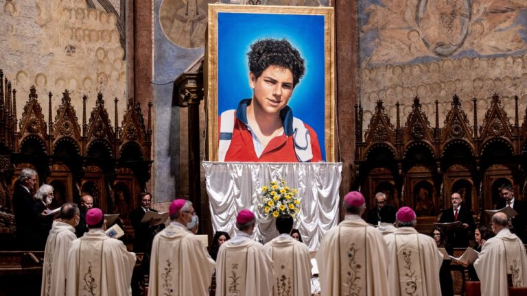 Imagem de Carlo Acutis é pendurada na Basílica de São Pedro