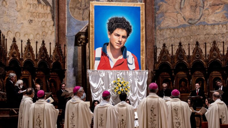 Imagem de Carlo Acutis é pendurada na Basílica de São Pedro