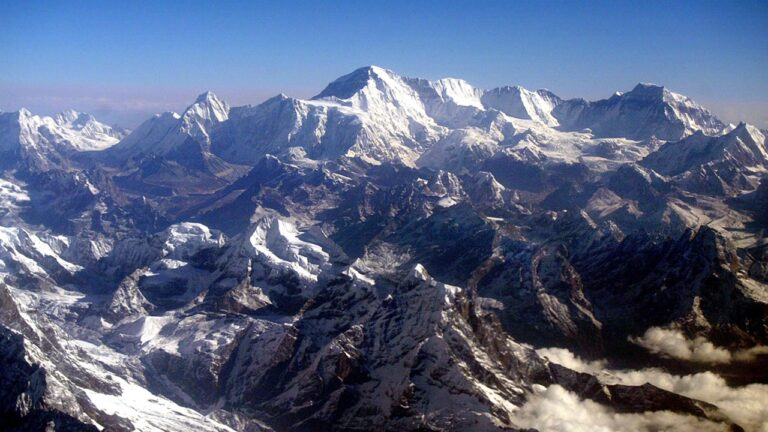 Polonês desce Monte Everest de esqui sem oxigênio suplementar