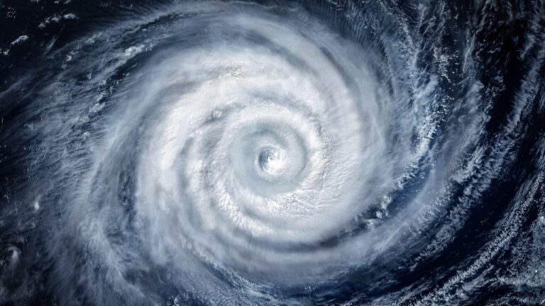 Furacões podem ‘dançar’ no Atlântico e poupar desastre climático