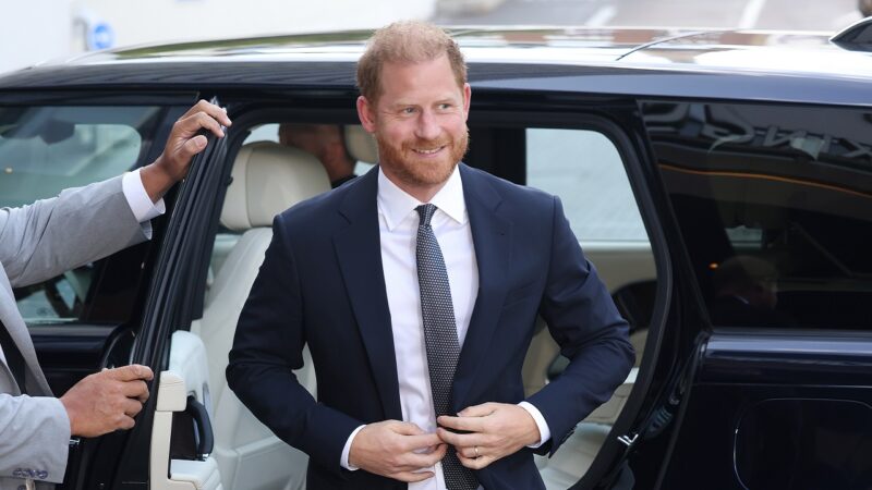 Harry retorna a Londres visando reconciliação com Charles