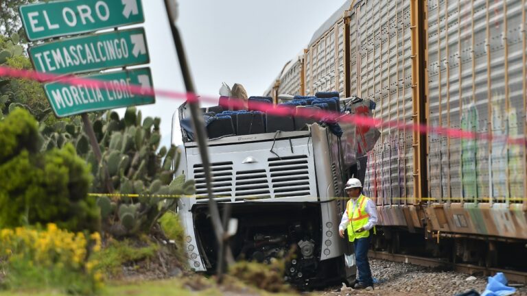 Trem atinge ônibus e o parte ao meio em acidente no México