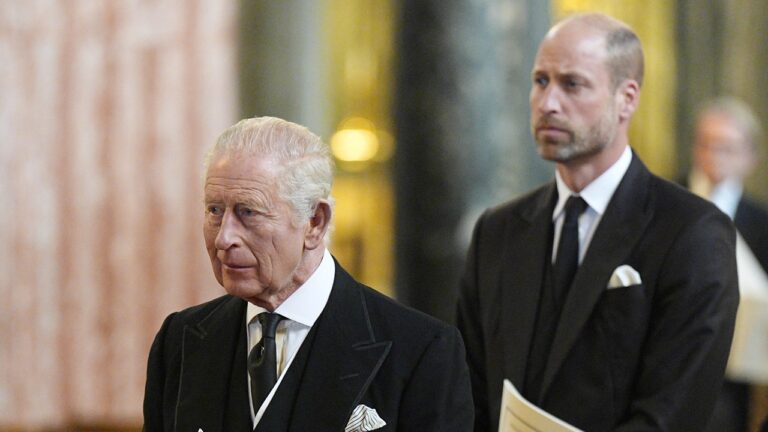 Charles recebe William na Escócia após reunião com Harry
