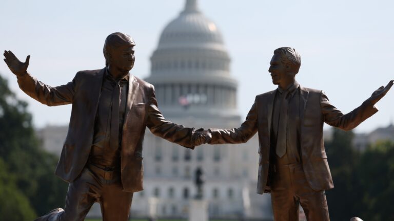 Estátua de Trump com Epstein surge perto do Capitólio, em Washington